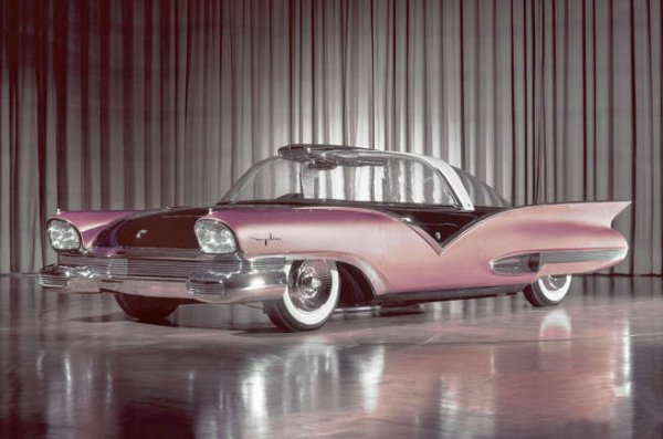 Не бихте искали да монтирате ново предно стъкло на тази красота, тъй като тя се простираше около колата зад всяка врата. За влизане и излизане цялото превозно средство е наклонено нагоре като сенник.

Кабината беше климатизирана и захранването идваше от монтирана отзад газова турбина.
